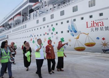 Datang ke Danau Toba, 600 Wisatawan Turun dari Kapal Pesiar Cruise Superstar Libra