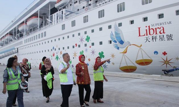 Datang ke Danau Toba, 600 Wisatawan Turun dari Kapal Pesiar Cruise Superstar Libra