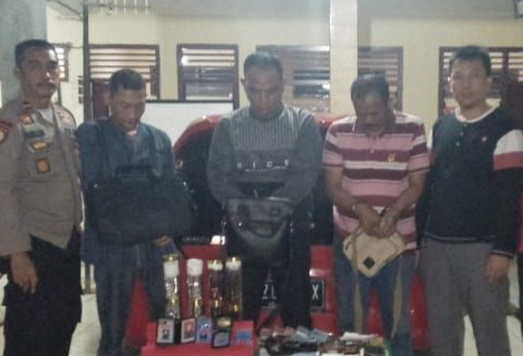 Modus Tipu-tipu Ritual Lunasi Hutang, Tiga Pria Ditangkap Polisi Modus Tipu-tipu Ritual Lunasi Hutang, Tiga Pria Ditangkap Polisi