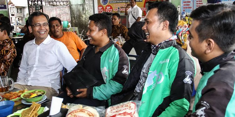 Bertemu di Warung, Pengemudi Ojek Online Curhat ke Sihar Sitorus Bertemu di Warung, Pengemudi Ojek Online Curhat ke Sihar Sitorus