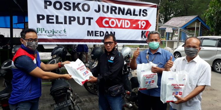 Pertamina Peduli Kunjungi Posko Jurnalis Peliput Covid-19