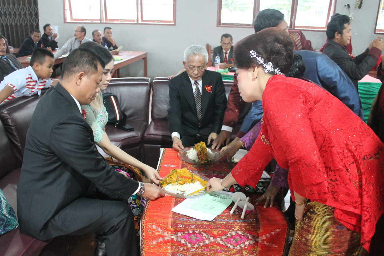 Teddy Robinson Siahaan (TRS) dan Kapolres Dairi Diberi Ulos Saat Merayakan Natal di Sidikalang