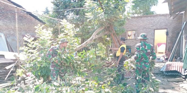 Aksi Tanggap Darurat Prajurit Yonarmed 2/105 KS Bantu Korban Bencana Alam Aksi Tanggap Darurat Prajurit Yonarmed 2/105 KS Bantu Korban Bencana Alam