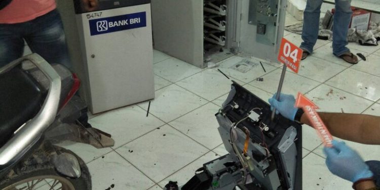 BRI Dirampok, Brangkas dan Mesin ATM Dibongkar. Sialnya Pelaku Tak Dapat Uang BRI Dirampok, Brangkas dan Mesin ATM Dibongkar. Sialnya Pelaku Tak Dapat Uang