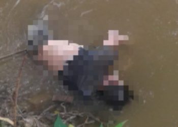 Warga Dihebohkan Penemuan Mayat Pria Berbaju Hitam yang Mengambang di Sungai