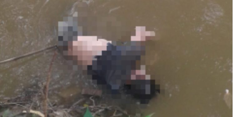 Warga Dihebohkan Penemuan Mayat Pria Berbaju Hitam yang Mengambang di Sungai