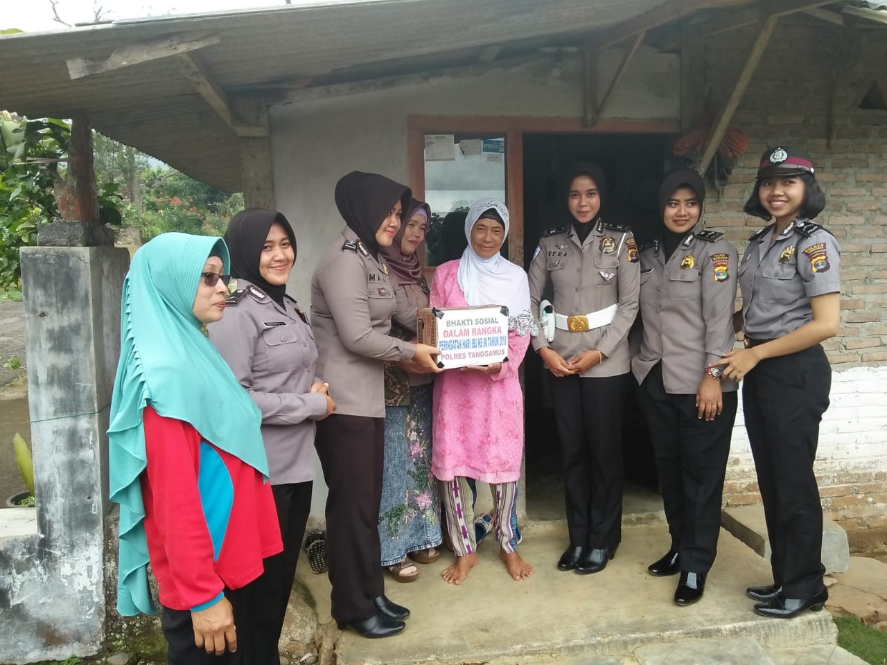 Peringati Hari Ibu, Aksi Polwan-Polwan Cantik ini Tuai Pujian Peringati Hari Ibu, Aksi Polwan-Polwan Cantik ini Tuai Pujian
