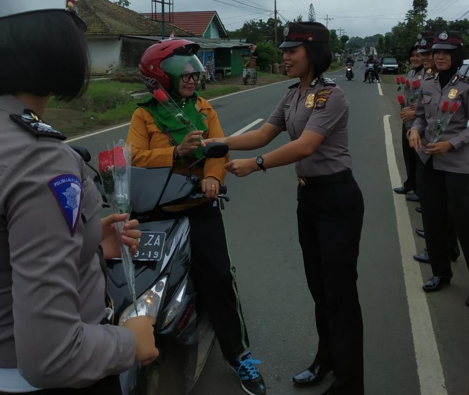 Peringati Hari Ibu, Aksi Polwan-Polwan Cantik ini Tuai Pujian Peringati Hari Ibu, Aksi Polwan-Polwan Cantik ini Tuai Pujian