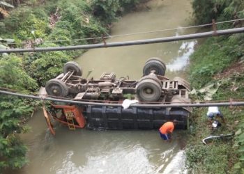 Rem Blong Mobil Ini Terjun Bebas ke Sungai