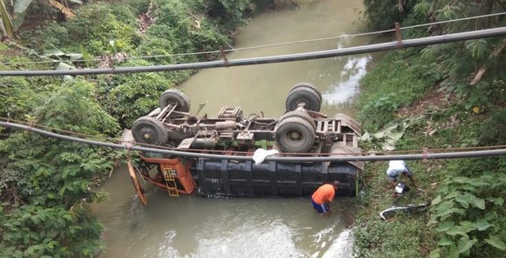 Rem Blong Mobil Ini Terjun Bebas ke Sungai Rem Blong Mobil Ini Terjun Bebas ke Sungai
