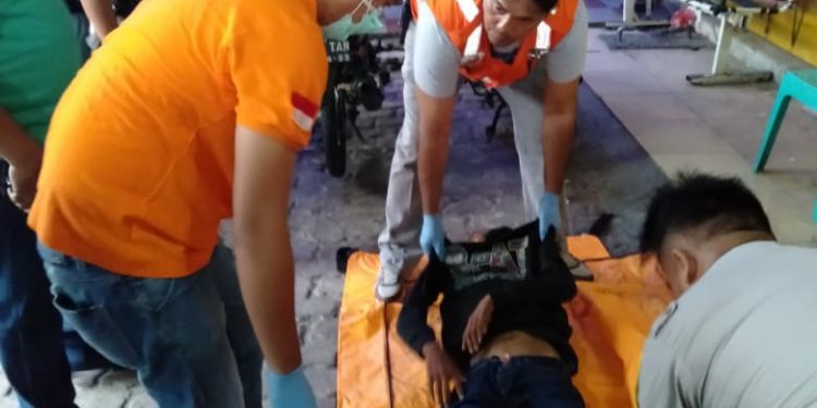 Pria Bertato Bunga Ditemukan Tewas di Depan Ruko Jalan Kartini Pria Bertato Bunga Ditemukan Tewas di Depan Ruko Jalan Kartini