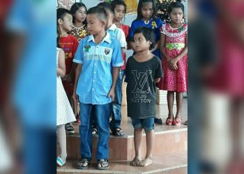 Meski Tanpa Alas Kaki dan Tak Pakai Baju Baru, Ia Membacakan Liturgi Natal dengan Percaya Diri. Ternyata Anak bermarga Simbolon ini Yatim Piatu...