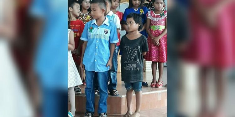 Meski Tanpa Alas Kaki dan Tak Pakai Baju Baru, Ia Membacakan Liturgi Natal dengan Percaya Diri. Ternyata Anak bermarga Simbolon ini Yatim Piatu... Meski Tanpa Alas Kaki dan Tak Pakai Baju Baru, Ia Membacakan Liturgi Natal dengan Percaya Diri. Ternyata Anak bermarga Simbolon ini Yatim Piatu...