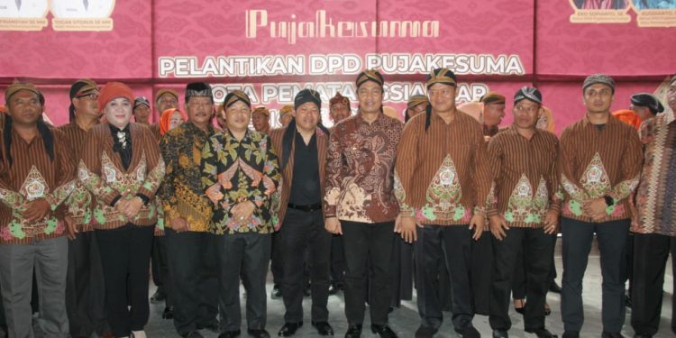 Hefriansyah Minta Izin Lanjutkan Siantar Mantap Maju dan Jaya saat Pelantikan Pujakesuma Hefriansyah Minta Izin Lanjutkan Siantar Mantap Maju dan Jaya saat Pelantikan Pujakesuma