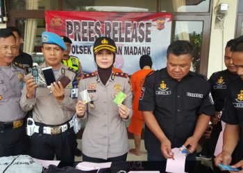 Terekam CCTV, Dua Pelaku Pencurian Modus Ganjal ATM Ditangkap