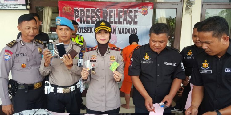 Terekam CCTV, Dua Pelaku Pencurian Modus Ganjal ATM Ditangkap