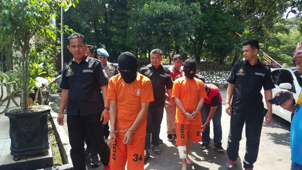 Terekam CCTV, Dua Pelaku Pencurian Modus Ganjal ATM Ditangkap