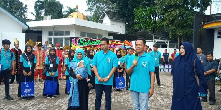 Diantar Ratusan Simpatisan, Balon Bupati Labuhanbatu, Suhari - Irwan Serahkan Berkas ke KPU Diantar Ratusan Simpatisan, Balon Bupati Labuhanbatu, Suhari - Irwan Serahkan Berkas ke KPU