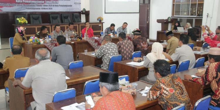 Buka Rapat Koordinasi Tim Terpadu Penanganan Konflik Sosial, Hefriansyah Mengaku Bangga jadi warga Siantar Buka Rapat Koordinasi Tim Terpadu Penanganan Konflik Sosial, Hefriansyah Mengaku Bangga jadi warga Siantar