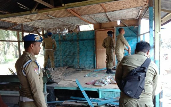 Pemkab Batubara Bongkar Warung di Pinggir Jalinsum Pemkab Batubara Bongkar Warung di Pinggir Jalinsum