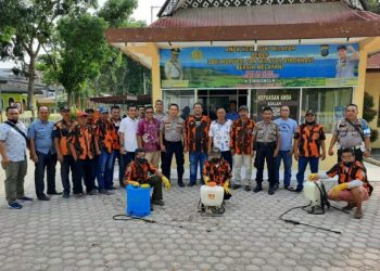 Cegah Penyebaran Corona, Kantor Camat, Polisi dan Koramil Disemprot Desinfektan oleh PP Simalungun