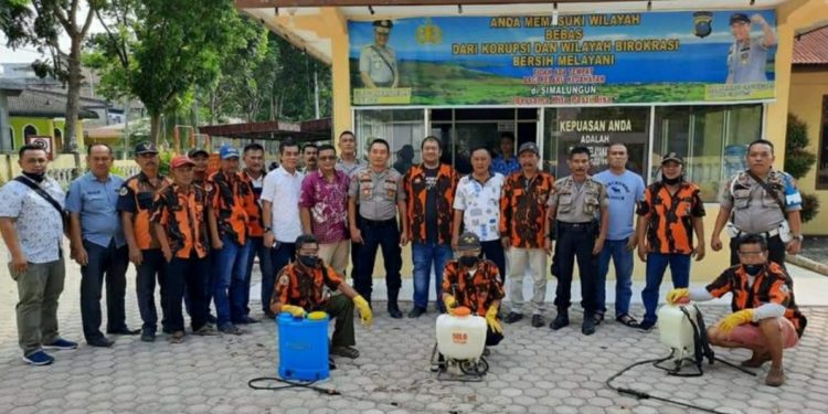 Cegah Penyebaran Corona, Kantor Camat, Polisi dan Koramil Disemprot Desinfektan oleh PP Simalungun