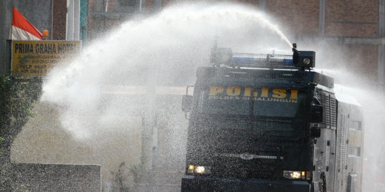 Kapolres Simalungun Pimpin Gerakan Serentak Dan Masiv Penyemprotan Disinfektan Kapolres Simalungun Pimpin Gerakan Serentak Dan Masiv Penyemprotan Disinfektan