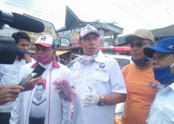 Taripar Hutabarat Bagikan Masker di Tarutung dan Siborongborong