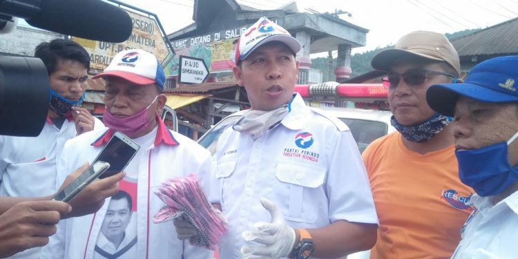 Taripar Hutabarat Bagikan Masker di Tarutung dan Siborongborong