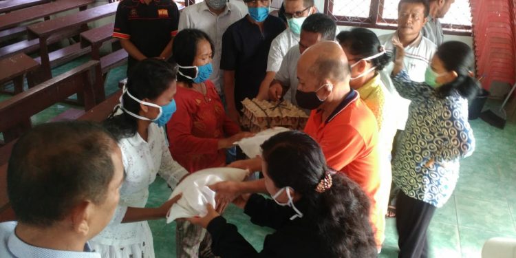 Aksi Paskah GKPS Sapangambei Sirpang Tolu Bagikan Sembako Aksi Paskah GKPS Sapangambei Sirpang Tolu Bagikan Sembako