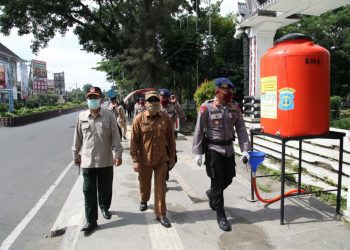 Pemko Siantar bersama Brimob Subden 2B Semprot Disinfektan dan Bagi Masker di Berbagai Tempat, Termasuk Panti Asuhan