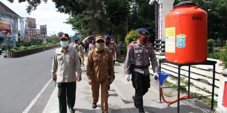 Pemko Siantar bersama Brimob Subden 2B Semprot Disinfektan dan Bagi Masker di Berbagai Tempat, Termasuk Panti Asuhan