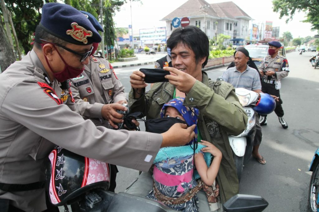 Pemko Siantar bersama Brimob Subden 2B Semprot Disinfektan dan Bagi Masker di Berbagai Tempat, Termasuk Panti Asuhan