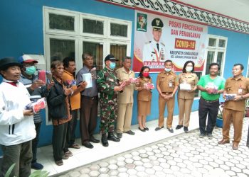 Bupati JR Saragih Bagikan 20 Ribu Masker