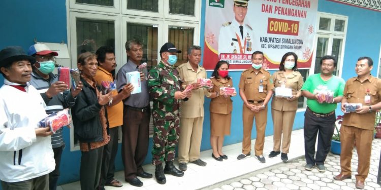 Bupati JR Saragih Bagikan 20 Ribu Masker