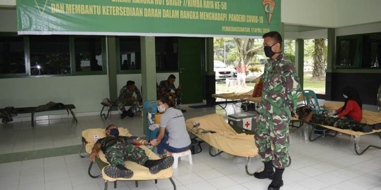Di Tengah Pandemi Covid-19, Yonif 122/Tombak Sakti Gelar Donor Darah