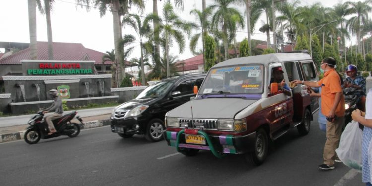 Masih Banyak Warga Belum Pakai, Dinas Kesehatan Siantar Bagi-bagi Masker Gratis Masih Banyak Warga Belum Pakai, Dinas Kesehatan Siantar Bagi-bagi Masker Gratis