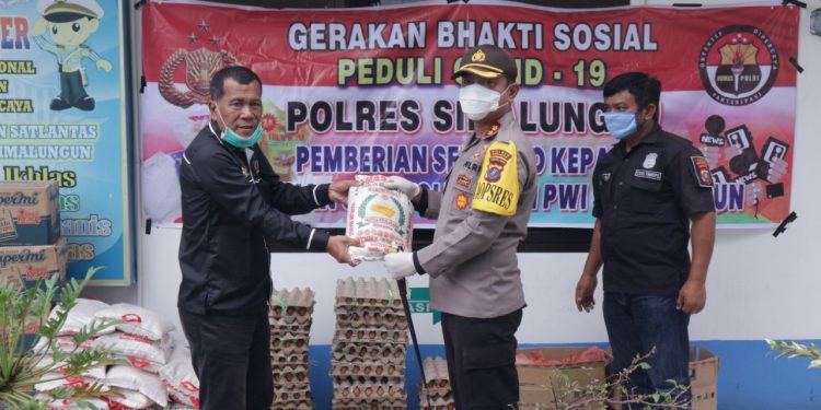 Polres Simalungun Bagikan Sembako kepada PWI Polres Simalungun Bagikan Sembako kepada PWI