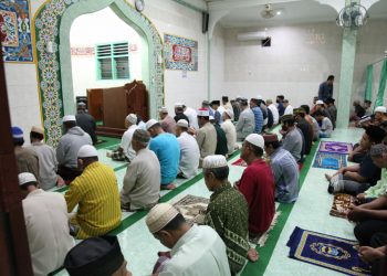 Usai Sahur, Walikota Siantar Bersepeda, Sholat Subuh di Kelurahan Banjar, dan Berbagi Sembako ke Warga