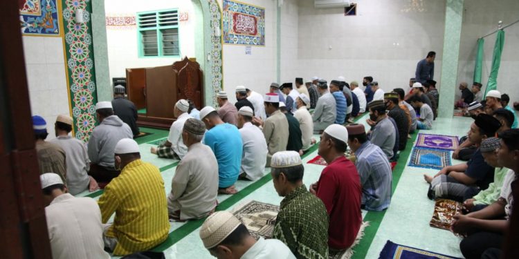 Usai Sahur, Walikota Siantar Bersepeda, Sholat Subuh di Kelurahan Banjar, dan Berbagi Sembako ke Warga