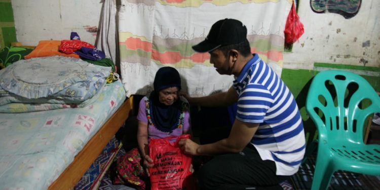 Walikota Siantar Sambangi Warganya yang Terdampak Covid-19 Walikota Siantar Sambangi Warganya yang Terdampak Covid-19