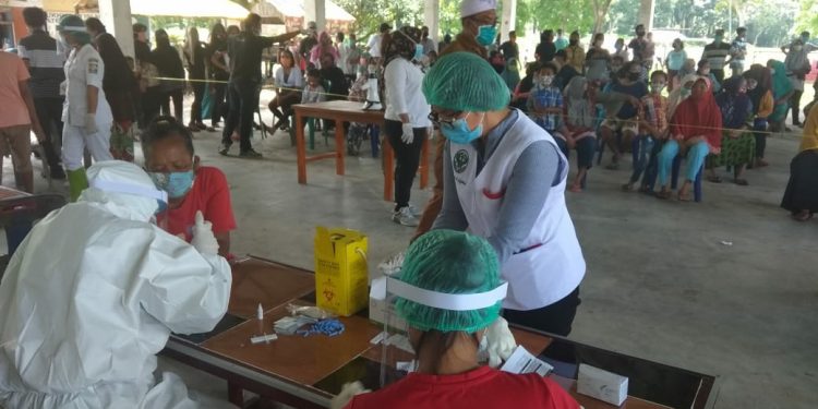 Seorang Warga Positif Corona, Gugus Tugas Lakukan Rapid Test terhadap 700 Orang Warga Tanah Jawa Seorang Warga Positif Corona, Gugus Tugas Lakukan Rapid Test terhadap 700 Orang Warga Tanah Jawa