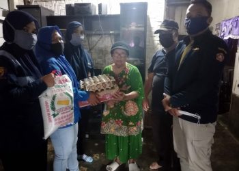 Srikandi Karang Taruna Simalungun Berikan Bantuan Sembako kepada Pasutri Lansia
