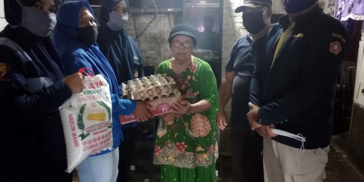 Srikandi Karang Taruna Simalungun Berikan Bantuan Sembako kepada Pasutri Lansia