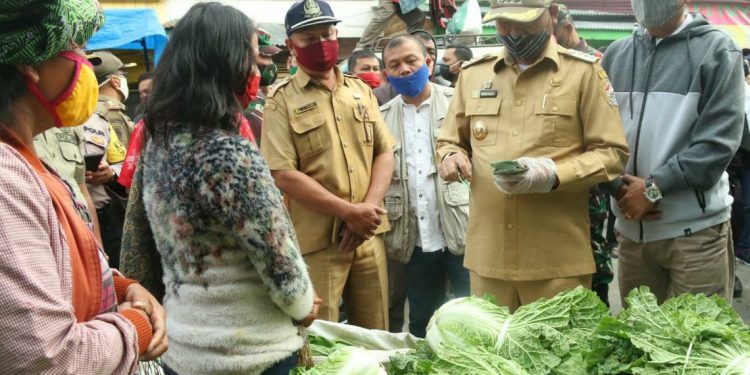 Targetkan Pemulihan Perekonomian-Pertanian, Bupati Taput kembali Turun ke Pasar Targetkan Pemulihan Perekonomian-Pertanian, Bupati Taput kembali Turun ke Pasar