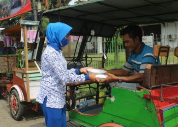 Jalasenastri Berbagi di Sekitaran Batalyon Infanteri 8 Marinir Pangkalan Brandan