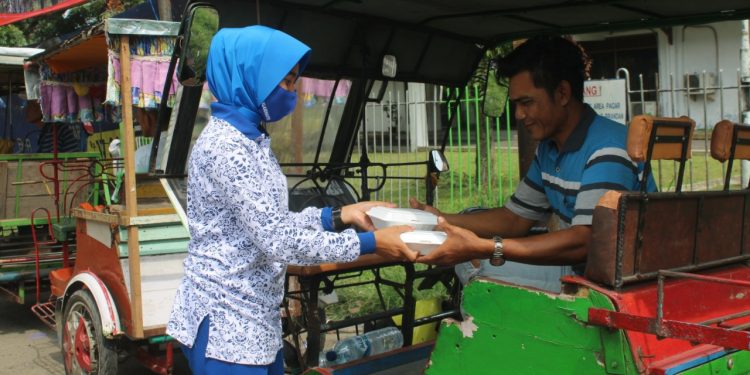 Jalasenastri Berbagi di Sekitaran Batalyon Infanteri 8 Marinir Pangkalan Brandan