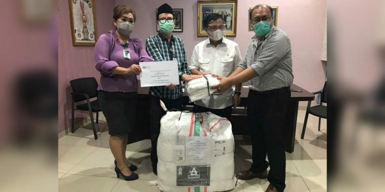 Sofyan Tan Anggota Komisi X DPRI bersama Dekan FK UMI Silaturahmi dan Beri Bantuan APD ke RSVI