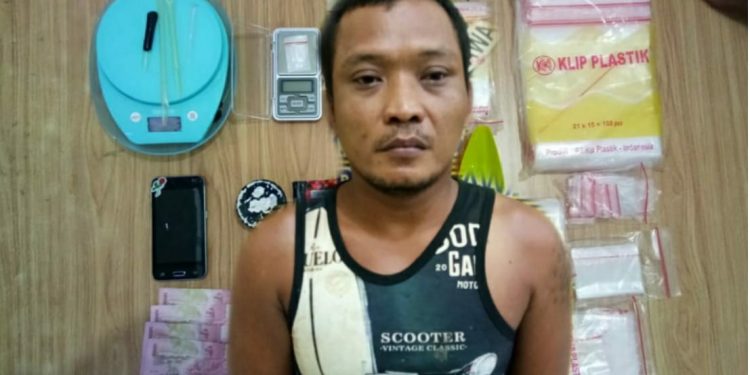 Digerebek Polisi, Pengedar Narkoba Kabur ke Sawah, Sebelumnya Sempat Belanja Sabu Rp25 Juta
