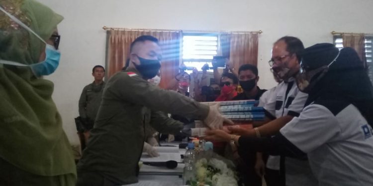 Asner dan Susanti Mendaftar ke KPUD Siantar